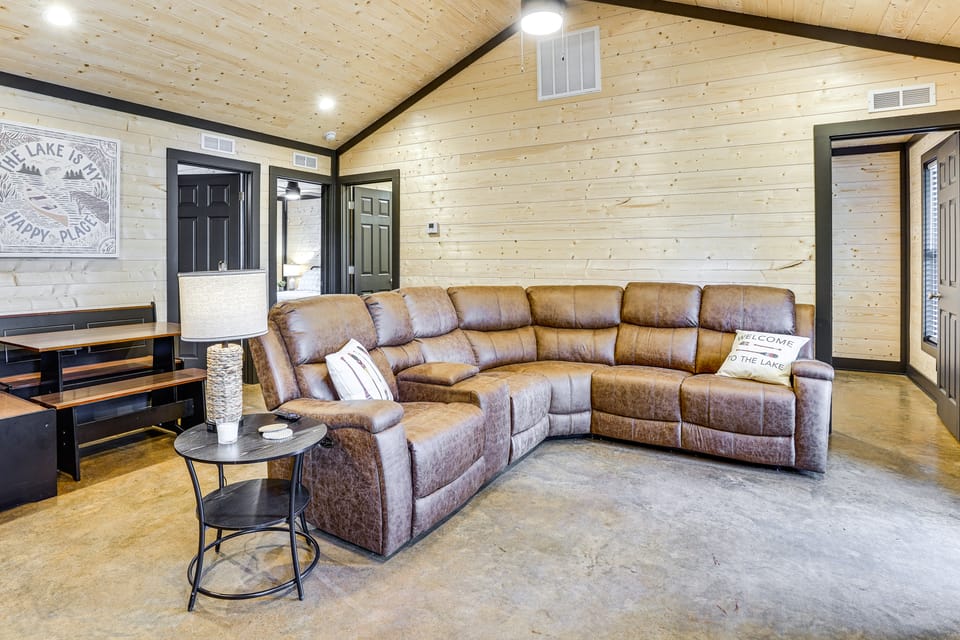 Kentucky Lake Escape: Family Cabin w/ Fire Pit House in Lake Barkley