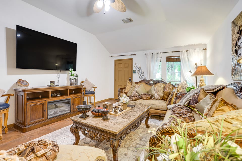 4 Mi to Lake Houston! Single-Level Home w/ Yard House in Houston