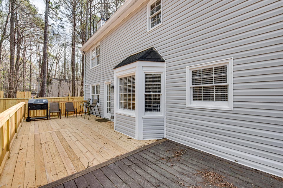 Centrally Located Fayetteville Home: Deck + Yard House in Georgia