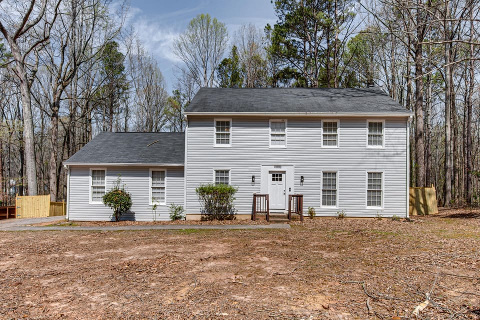 Centrally Located Fayetteville Home: Deck + Yard House in Georgia