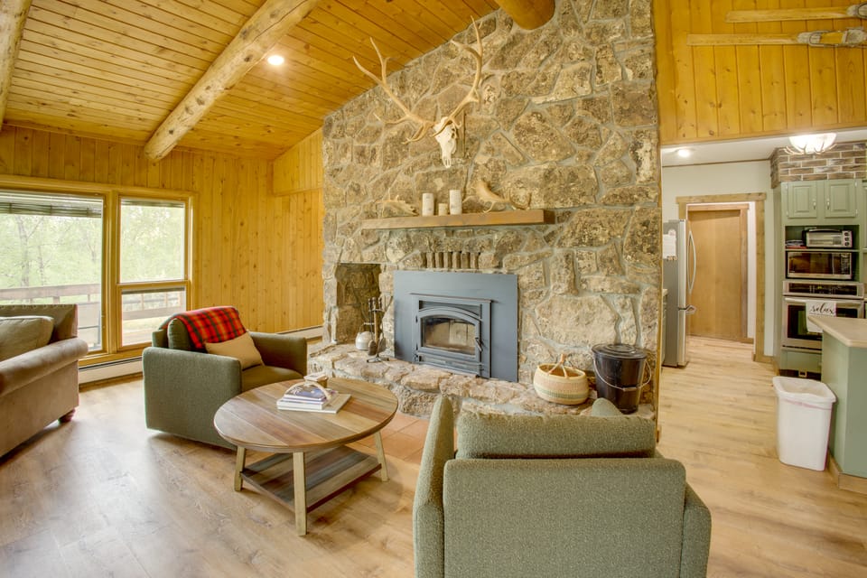 Mtn-View Deck & Fire Pit! 2-Cabin Retreat in Cody House in Wyoming