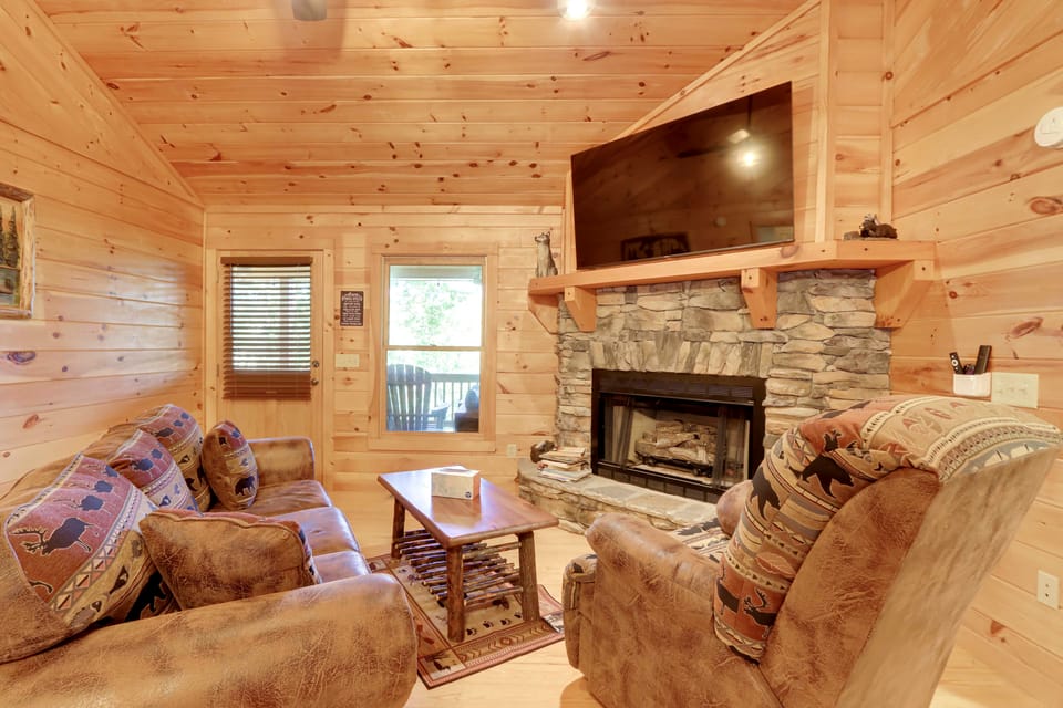Decks, Hot Tubs & More! 2-Unit Base in Blue Ridge House in Georgia