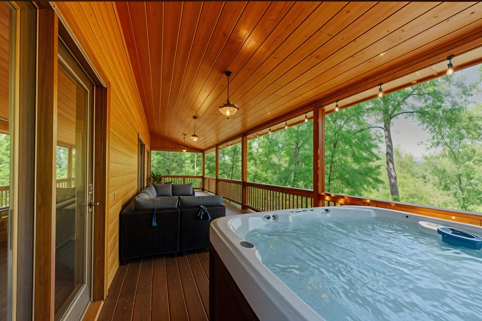 Decks, Hot Tubs & More! 2-Unit Base in Blue Ridge House in Georgia