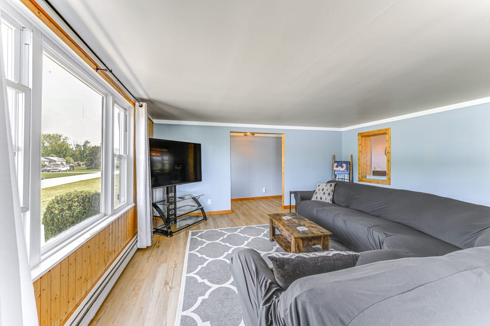 1 Mi to the Bay! Peaceful Countryside Linwood Home House in Michigan