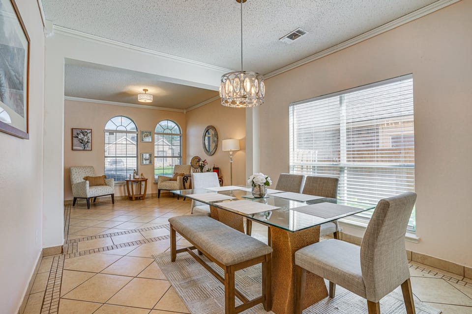 Arlington Home: Pool Oasis Near AT&T Stadium House in Arlington