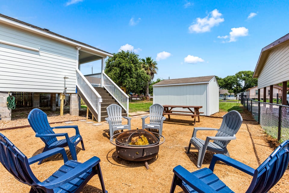 1 Mi to Beach & Bay! Group Getaway in Galveston House in Galveston Island