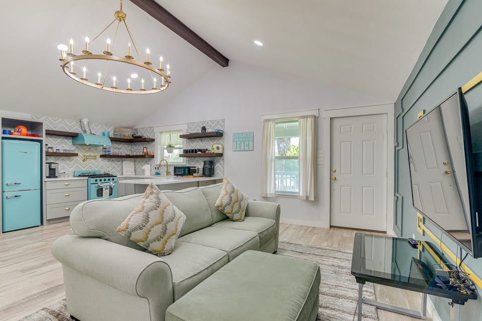 1 Mi to Beach & Bay! Group Getaway in Galveston House in Galveston Island