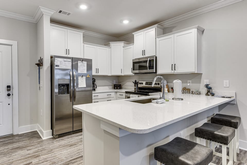 Golf + Poolside Days! Condo 9 Mi to Sunset Beach Apartment in South Carolina