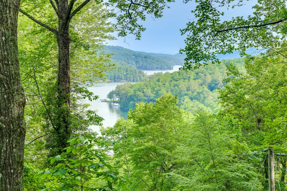 'Hemlock Hideaway' w/ Deck + Lake Glenville Views House in Lake Glenville
