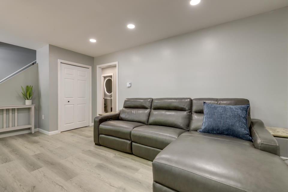 Modern Home, Minutes to Mystic, Casinos and Ocean Apartment in Groton