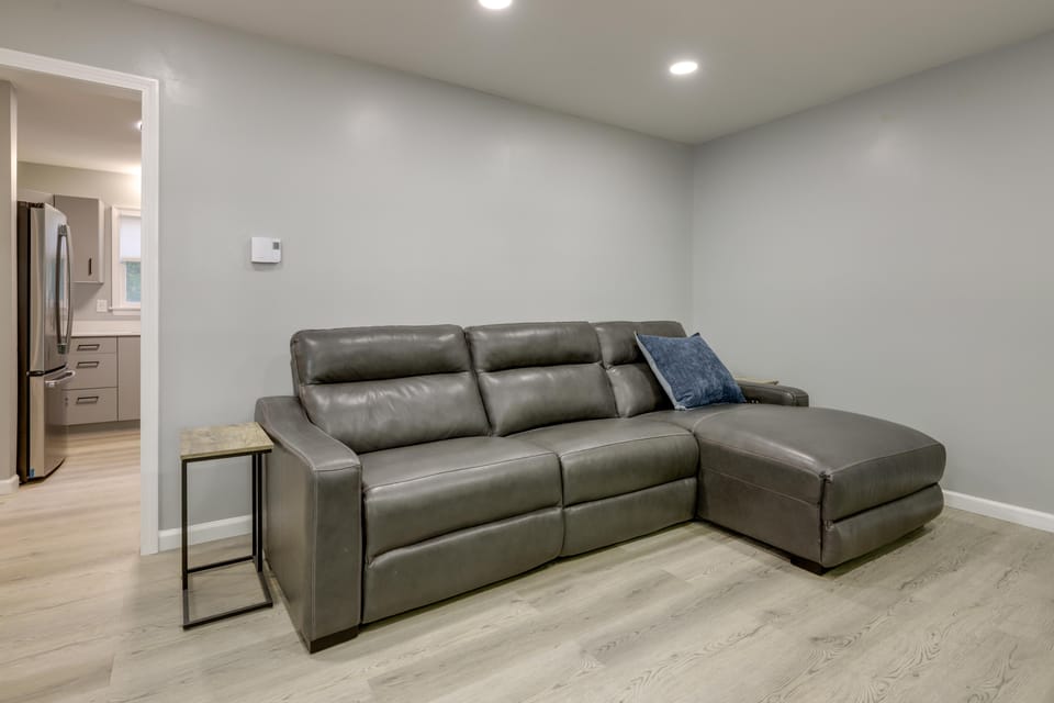 Modern Home, Minutes to Mystic, Casinos and Ocean Apartment in Groton
