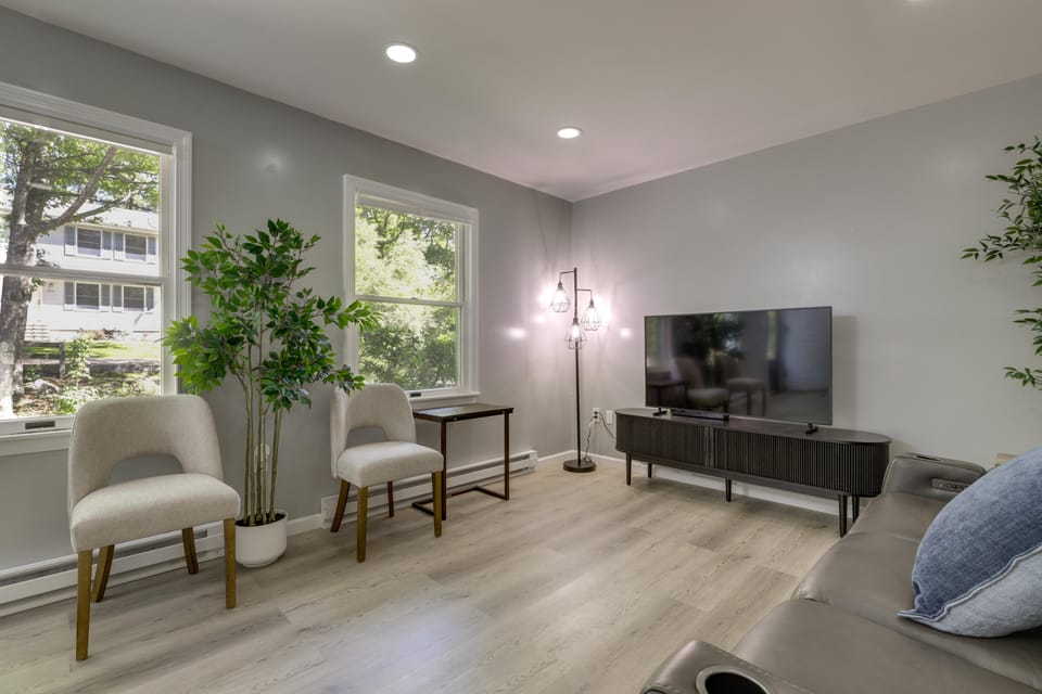 Modern Home Minutes to Mystic, Casinos and Ocean Apartment in Groton