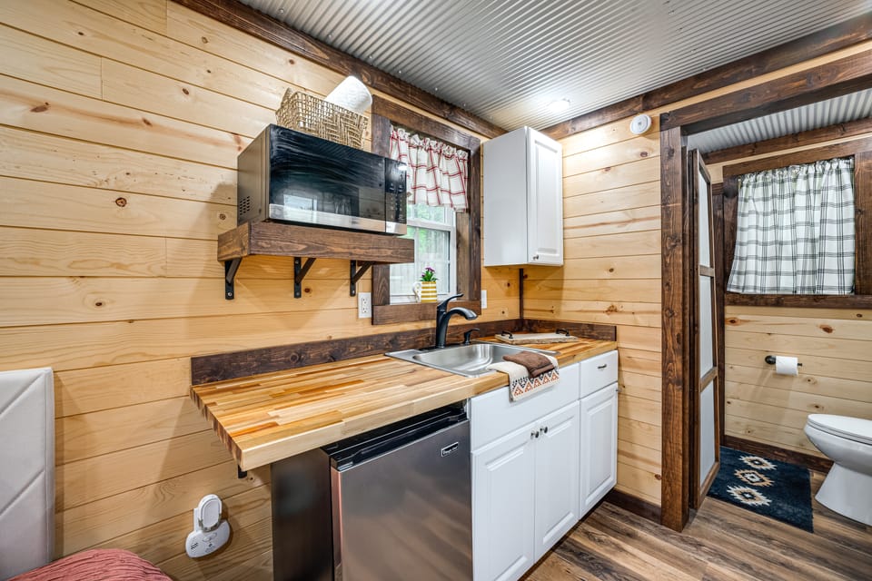 Tiny Cabin Nature Retreat Near Blue Rock House in Ohio