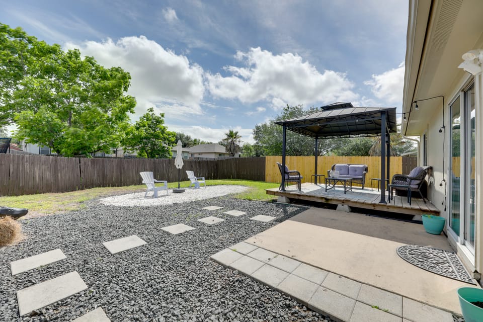Private Yard & Deck! Group-Friendly Haven in Manor House in Rio Grande