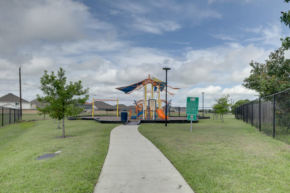 Private Yard & Deck! Group-Friendly Haven in Manor House in Rio Grande
