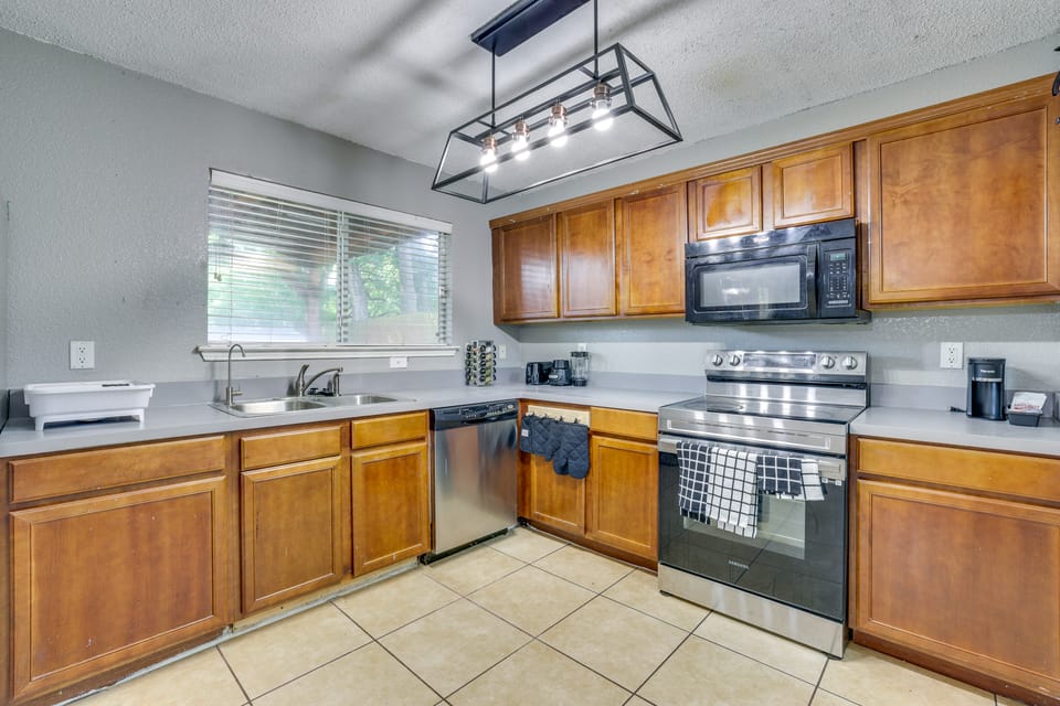 Pets Welcome! Wilmer Haven w/ Private Yard & Patio House in Texas