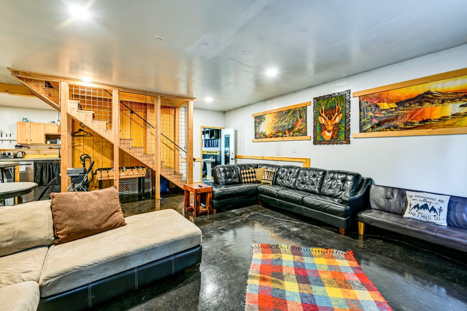 Group Escape w/ Hot Tub, 18 Mi to Bavarian Village House in Washington