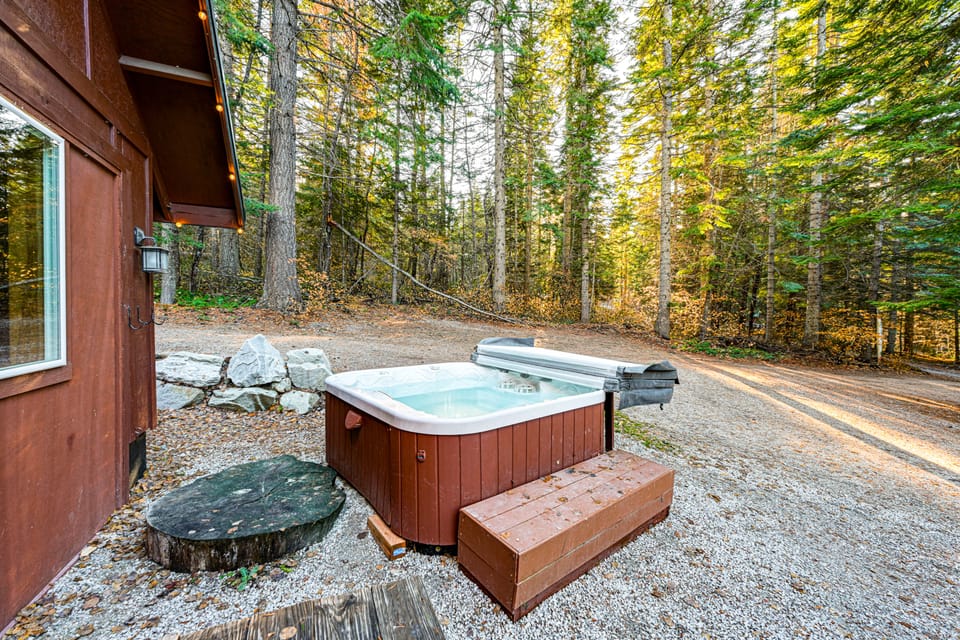 Group Escape w/ Hot Tub, 18 Mi to Bavarian Village House in Washington