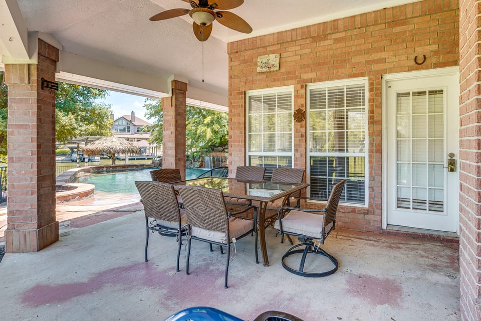 Lakefront Family Home w/ Private Pool in Willis House in Lake Conroe