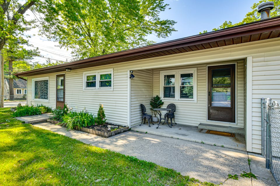 Shop, Dine, Walk to Houghton Lake! Family Getaway House in Prudenville