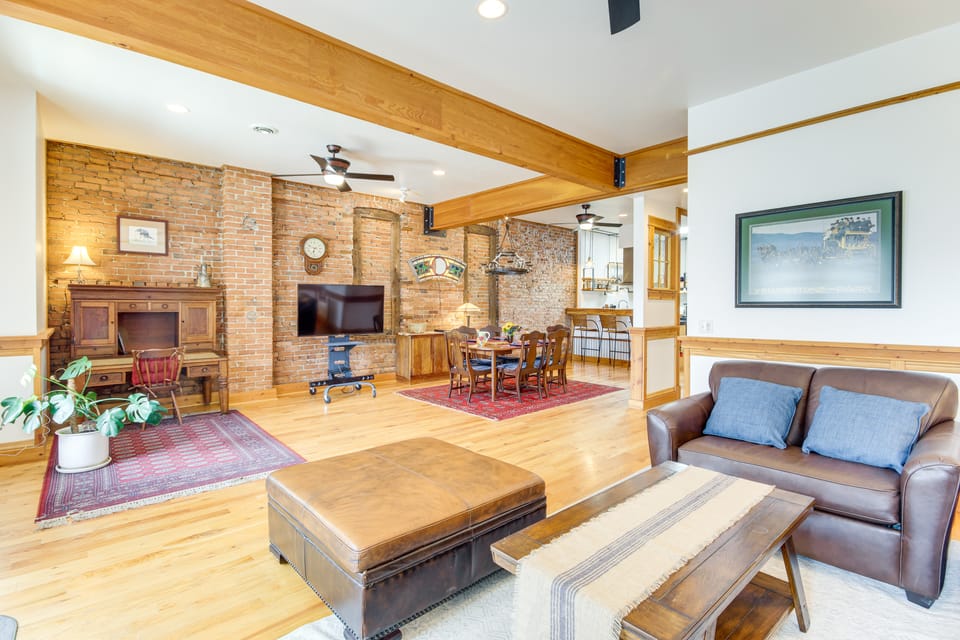 Stroll to Main St: Livingston Gem w/ Rooftop Deck Apartment in Livingston