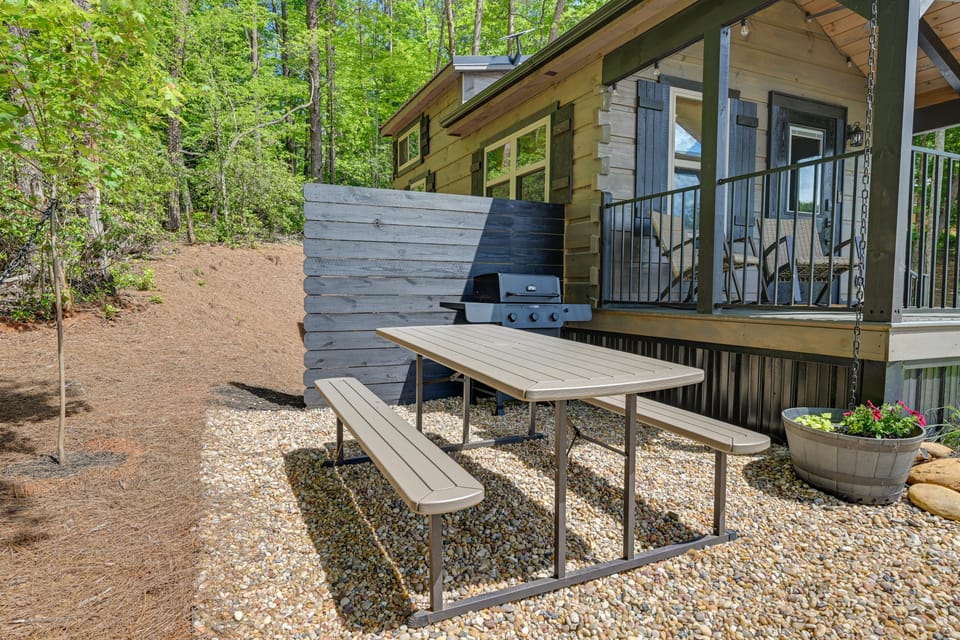 Fire Pit & Porch! Franklin Cabin in Private Meadow Apartment in Tennessee
