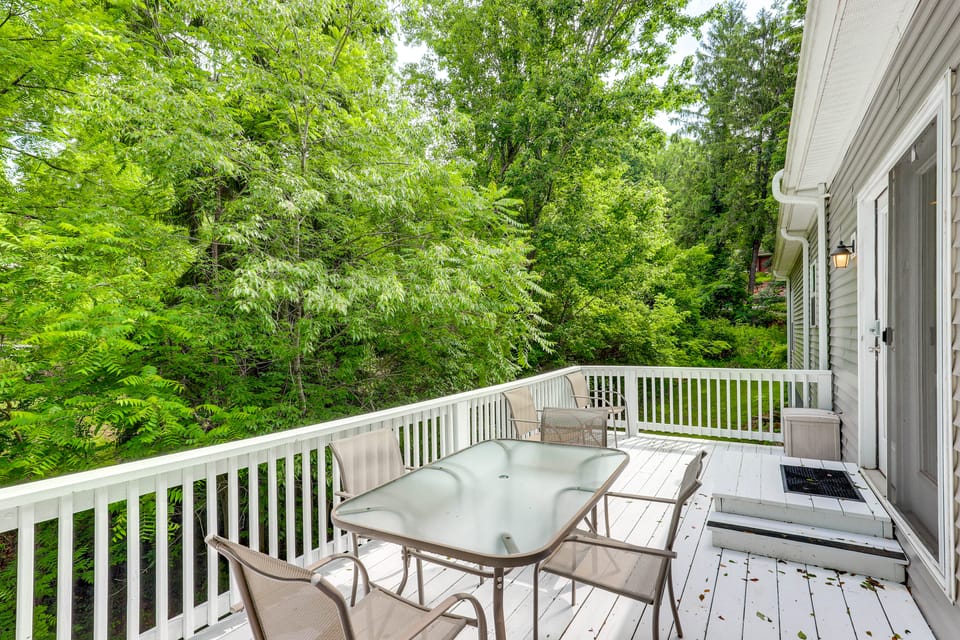 Cozy Wooded Retreat Near Dwtn Asheville | Fire Pit House in Woodfin