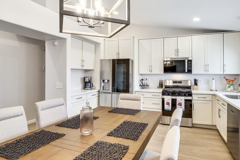Poolside Chills, Hiking Thrills! Las Vegas Retreat House in North Las Vegas