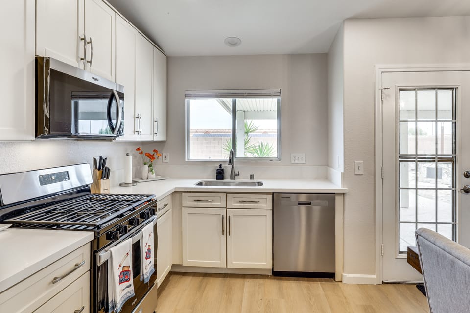 Poolside Chills, Hiking Thrills! Las Vegas Retreat House in North Las Vegas