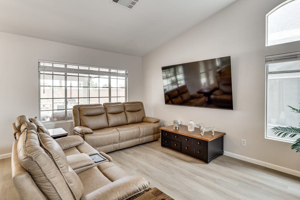 Poolside Chills, Hiking Thrills! Las Vegas Retreat House in North Las Vegas