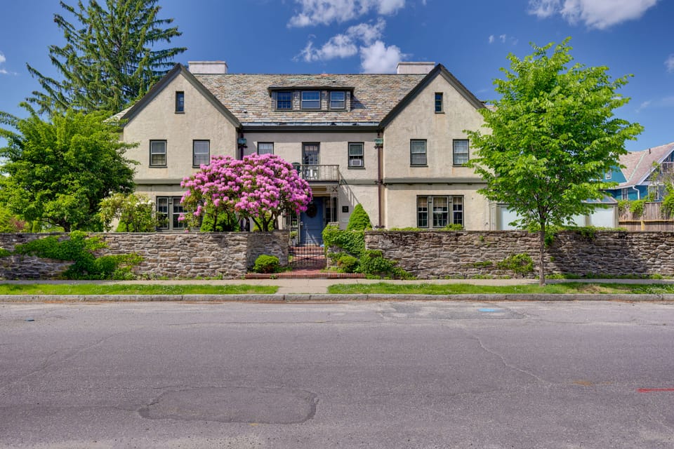 A Timeless Retreat at Historic Crompton House Apartment in Worcester
