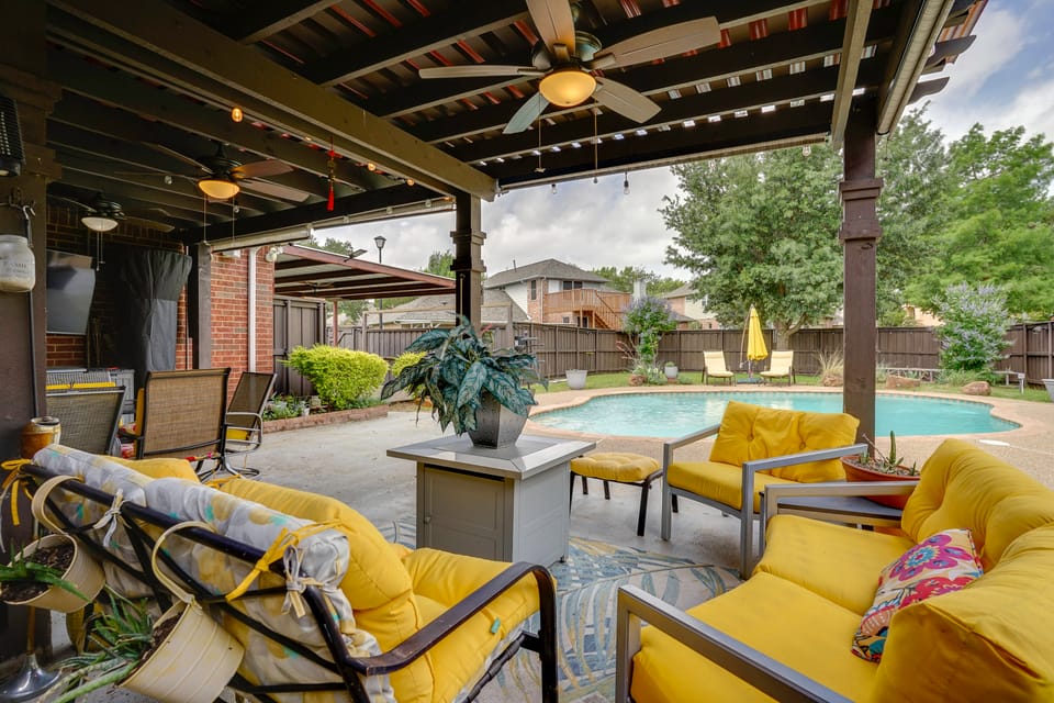 3 Mi to Epic Waters! Couples Haven w/ Pool Apartment in Grand Prairie