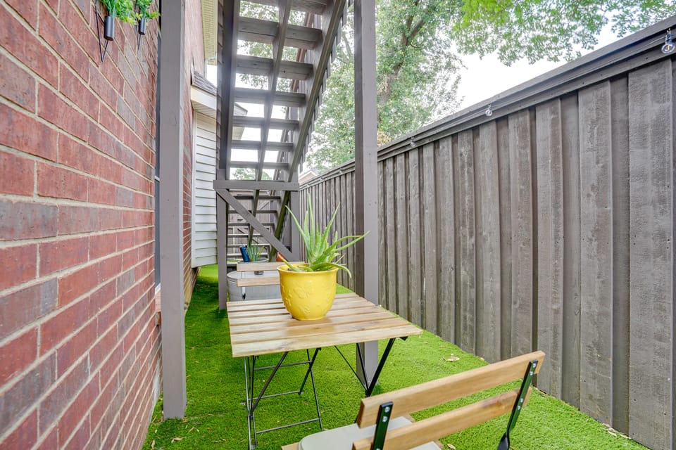 3 Mi to Epic Waters! Couples Haven w/ Pool Apartment in Grand Prairie