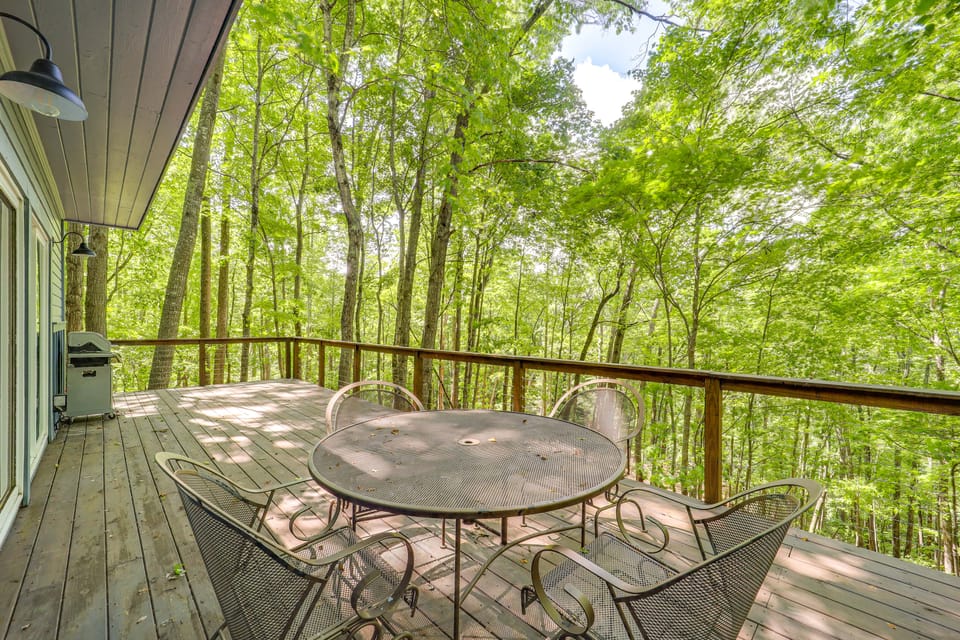 Resort Perks & Game Room! Group Escape in Deep Gap House in Watauga