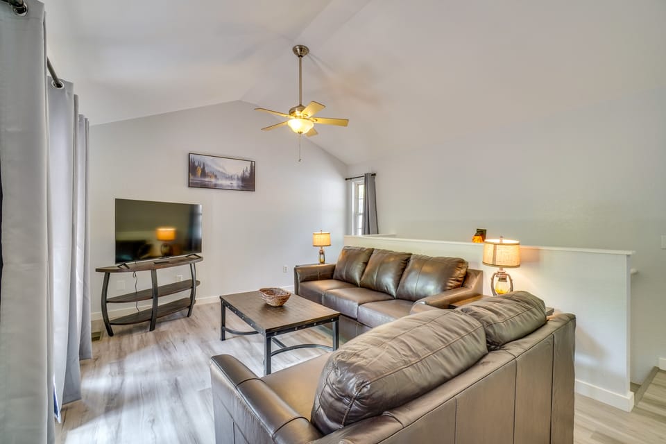 2-Unit Combo w/ Hot Tubs - Explore Gatlinburg! House in Gatlinburg