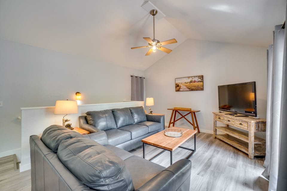 2-Unit Combo w/ Hot Tubs - Explore Gatlinburg! House in Gatlinburg