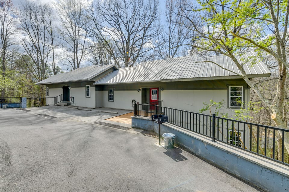 Group Getaway in Gatlinburg! 2-Townhome Combo Apartment in Gatlinburg