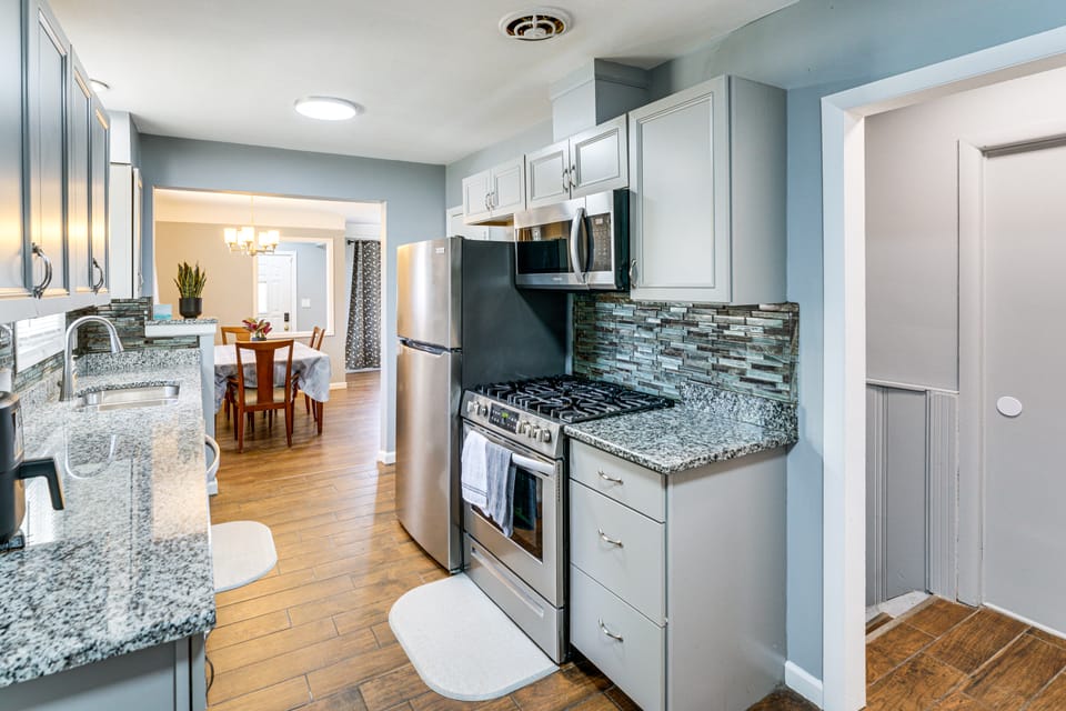 4 Mi to Detroit Zoo! Group Retreat w/ Private Yard House in Lake Erie
