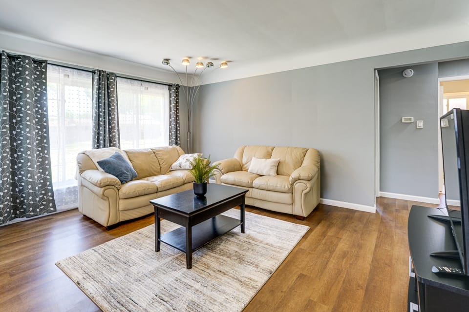 4 Mi to Detroit Zoo! Group Retreat w/ Private Yard House in Lake Erie