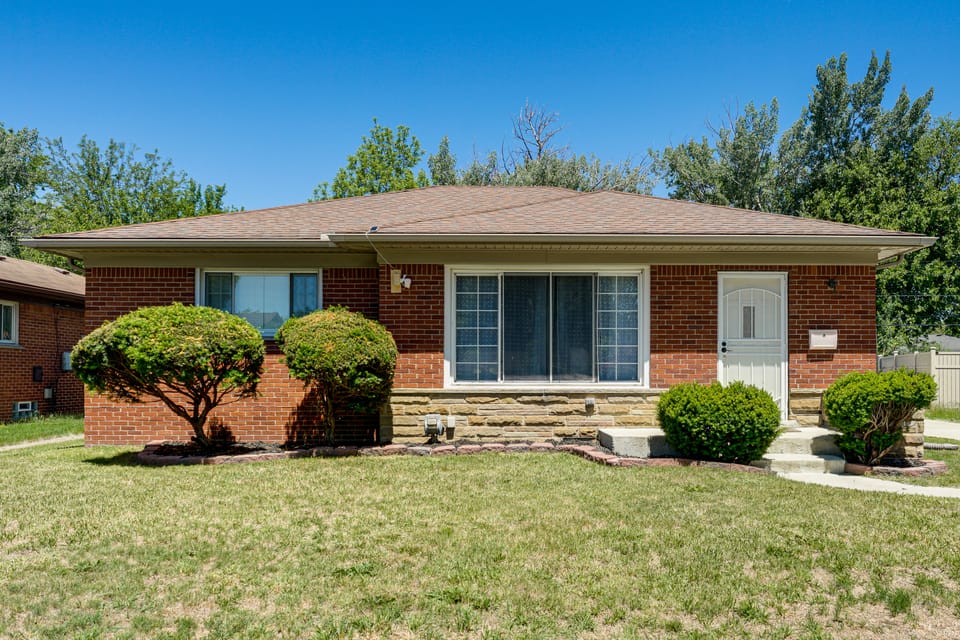 4 Mi to Detroit Zoo! Group Retreat w/ Private Yard House in Lake Erie