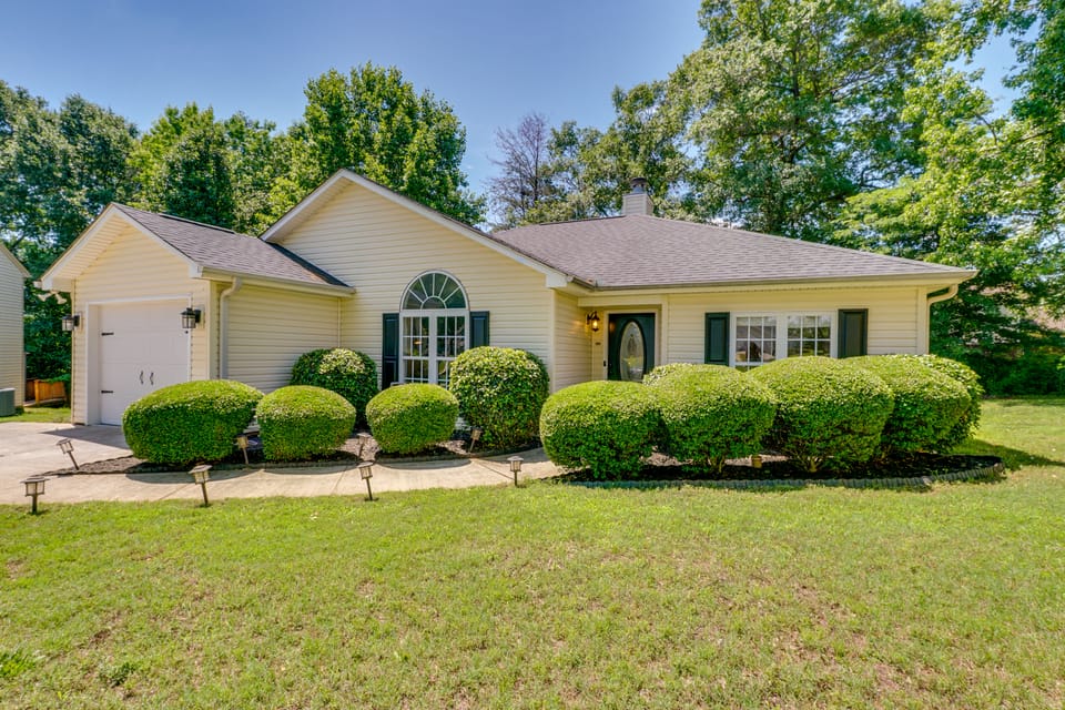 Community Pool / Close to Downtown Greenville House in South Carolina