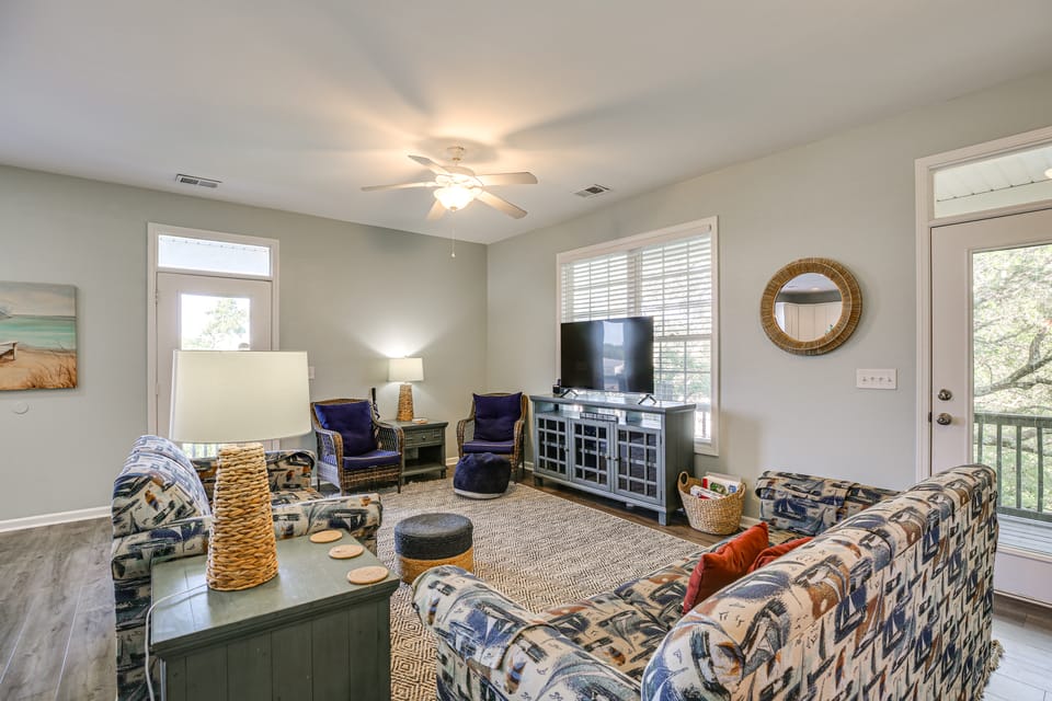 Walk to Beach! Murrells Inlet Oasis w/ Shared Pool House in Garden City
