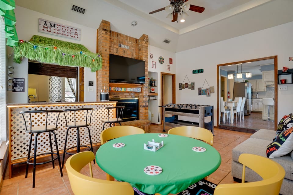 3 Mi to Six Flags! Family Getaway w/ Outdoor Oasis House in Grand Prairie