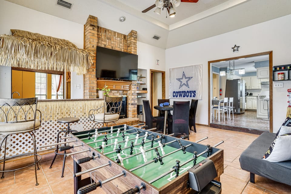 3 Mi to Six Flags! Family Getaway w/ Outdoor Oasis House in Grand Prairie