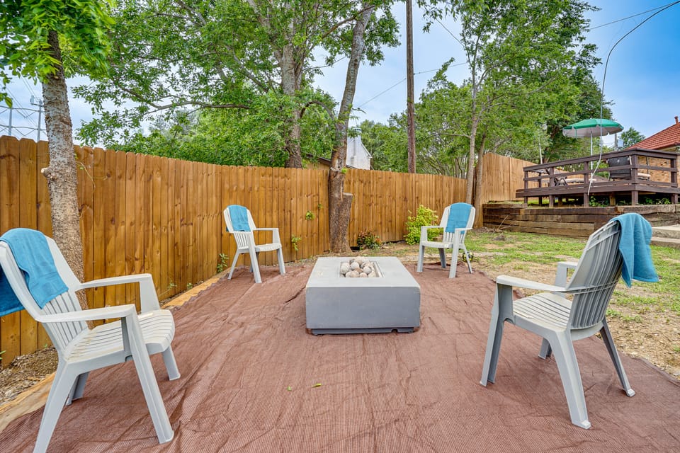 3 Mi to Six Flags! Family Getaway w/ Outdoor Oasis House in Grand Prairie