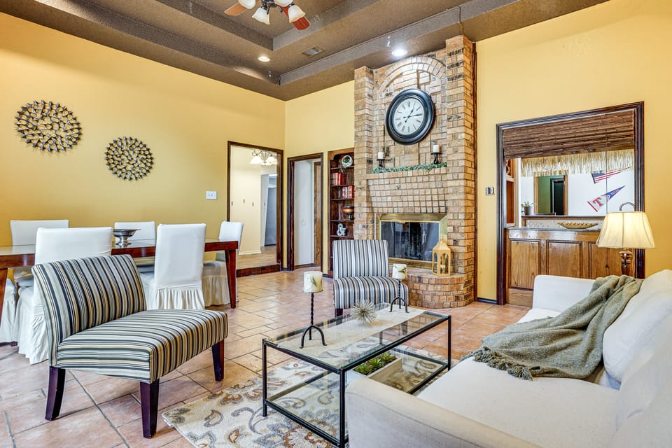 3 Mi to Six Flags! Family Getaway w/ Outdoor Oasis House in Grand Prairie
