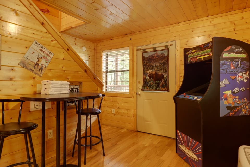 Tranquility at Sugar Mtn Cabin 8 Mi to GSMNP House in Pigeon Forge