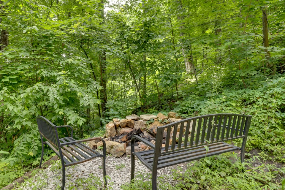 Tranquility at Sugar Mtn Cabin 8 Mi to GSMNP House in Pigeon Forge