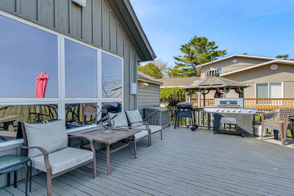 Beachfront Lake Huron Home! Hike, Tube & Unwind House in Michigan