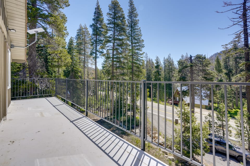 Hike, Ski & Explore! Spacious Home in Twin Bridges House in Sierra Nevada